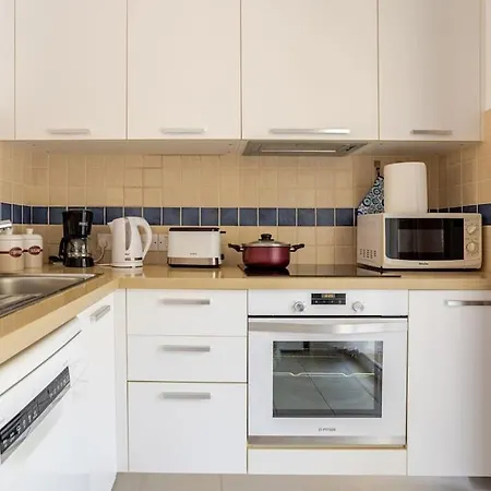 Grosses In Idyllischer Anlage, Strandnah In Mandria, Paphos * Μανδριά