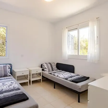 Apartment Grosses In Idyllischer Anlage, Strandnah In Mandria, Paphos