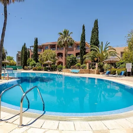 Grosses In Idyllischer Anlage, Strandnah In Mandria, Paphos * Μανδριά