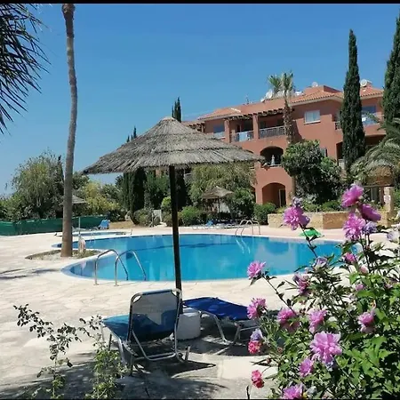 Grosses In Idyllischer Anlage, Strandnah In Mandria, Paphos Apartment *