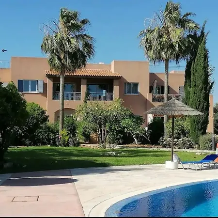 Grosses In Idyllischer Anlage, Strandnah In Mandria, Paphos *