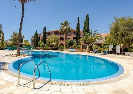 Grosses In Idyllischer Anlage, Strandnah In Mandria, Paphos Apartment *