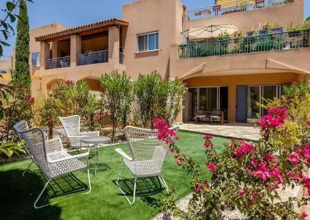 Grosses In Idyllischer Anlage, Strandnah In Mandria, Paphos アパート マンドリア